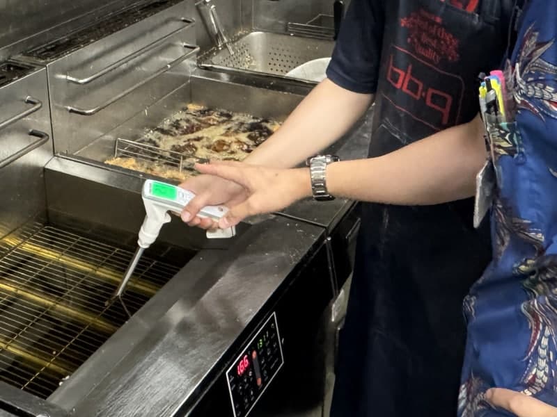 제너시스BBQ, 전국 직영점에 디지털 튀김유 품질 측정기 도입