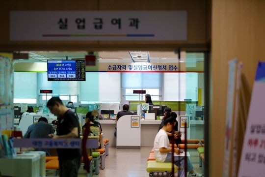 35세 미만 청년 자발적 퇴사에도 구직급여 지급 추진…도덕적 해이 우려