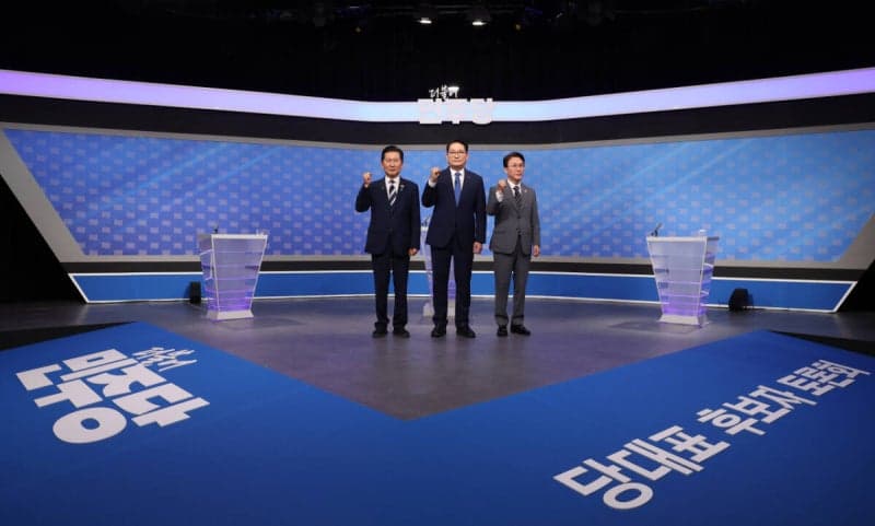 민주당 당권주자 3인, 마지막 토론서 날 선 공방 뒤 칭찬 릴레이