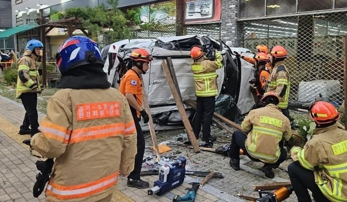수원 식자재마트 옥상 주차장서 차량 추락해 20대 운전자 사망