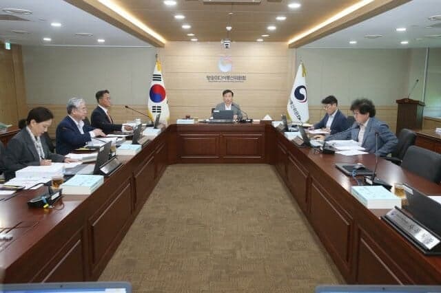 방미통위, 3년 만에 구글·애플 앱마켓 불공정 행위 제재 절차 재개
