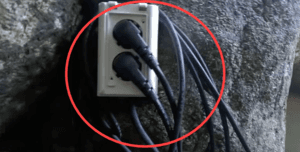 물놀이 계곡 바위에 220V 콘센트와 수중펌프…감전 사고 위험 논란