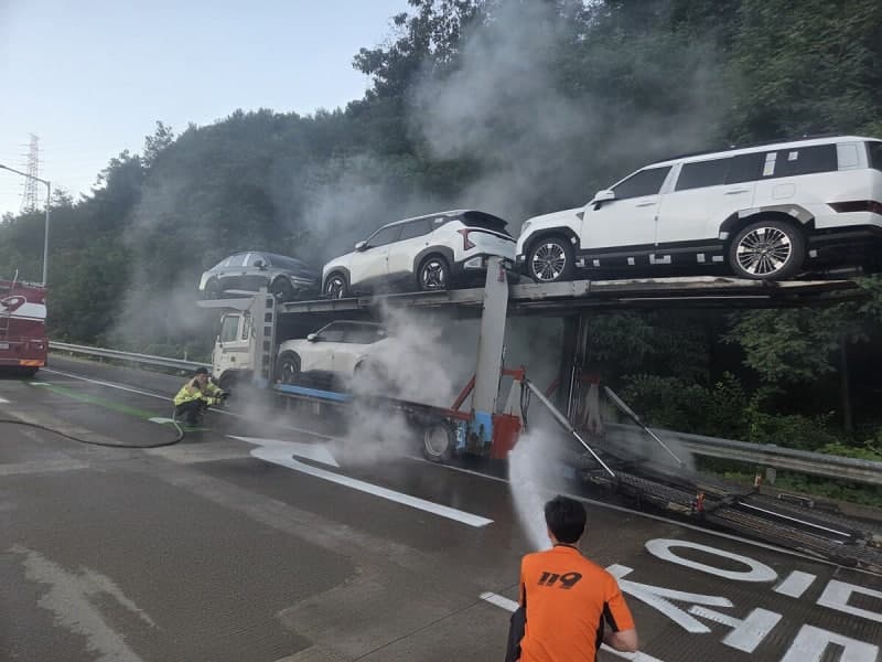 인천 소방대원, 가뭄 지원 이동 중 고속도로 탁송차 화재 진압