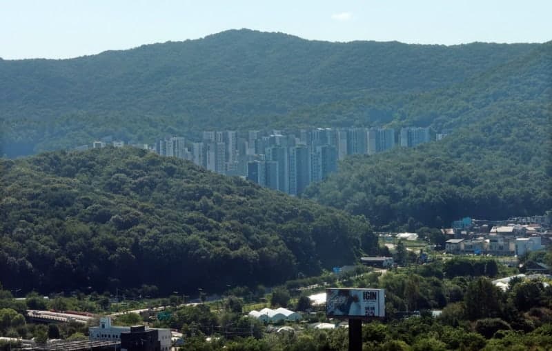 세제개편 직격탄 맞은 강남·서초 집값 하락 전환, 서울 외곽은 신고가 행진