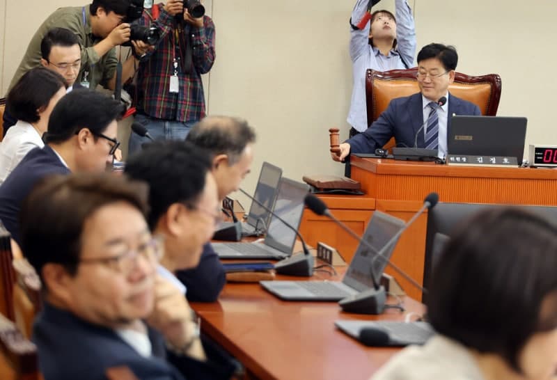 국회 기후특위, 2045년 온실가스 90% 감축 목표 담은 탄소중립법 의결