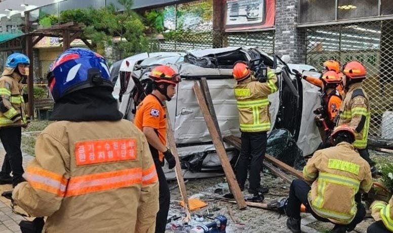 수원 마트 옥상서 12m 추락한 승용차…20대 무면허 운전자 사망