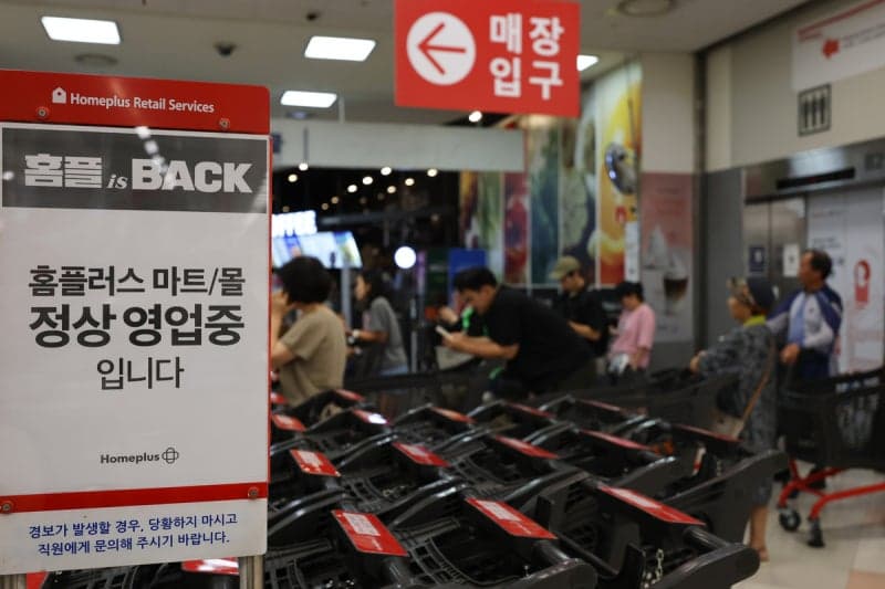 홈플러스, 67개 매장 정식 재개장…대형마트 할인대전 속 재기 나선다