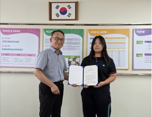 등굣길에 쓰러진 경찰관 구한 여고생과 어머니의 용기