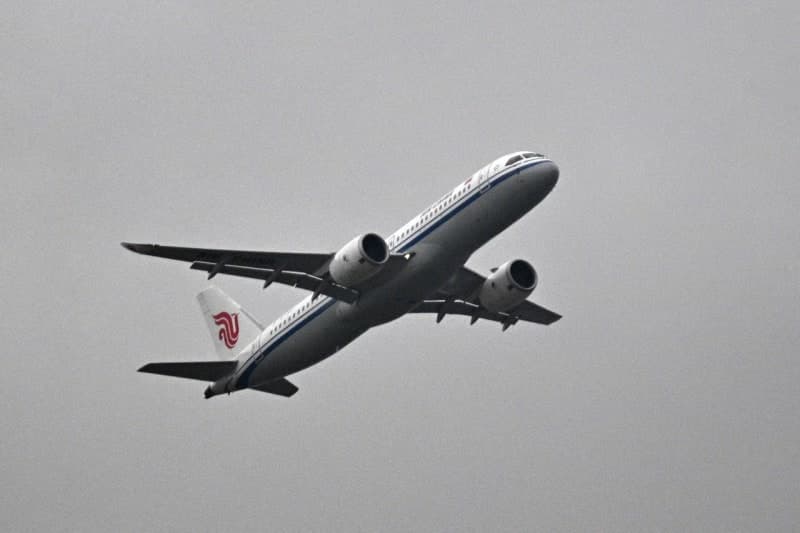 중국 독자 개발 여객기 C919, 국제선 첫 운항 시작…해외 진출은 과제