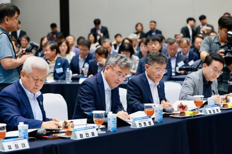 전북교육청·도·14개 시군, 지역소멸 위기 극복 위해 손잡았다