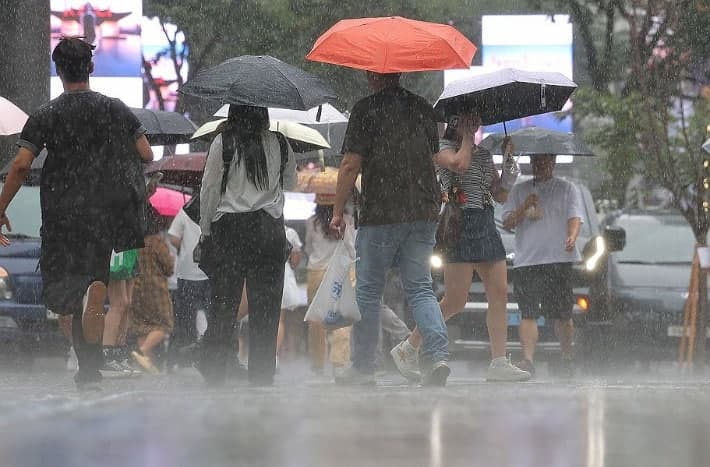 광복절 연휴 남부지방 최대 150mm 폭우…정부, 위험지역 사전 통제 지시