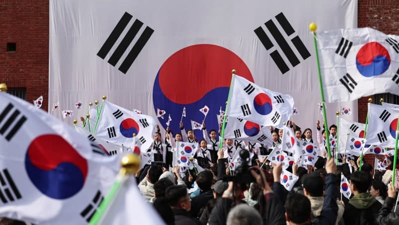 광복절에도 100원짜리 중국산 태극기 점령…국내 제조 기반 붕괴 위기