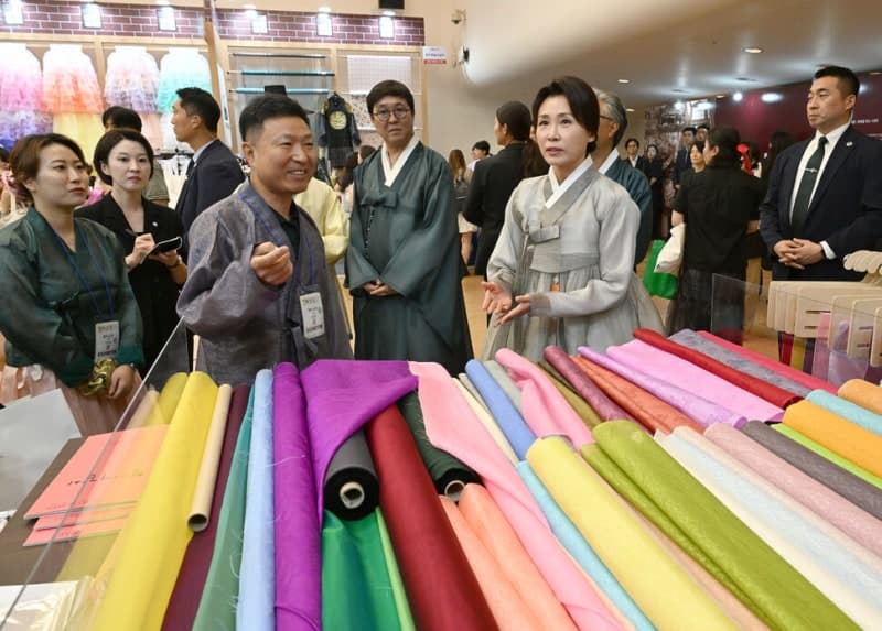 김혜경 여사, ‘2026 한복상점’ 찾아…“한복 유네스코 등재 추진에 힘 보탤 것”