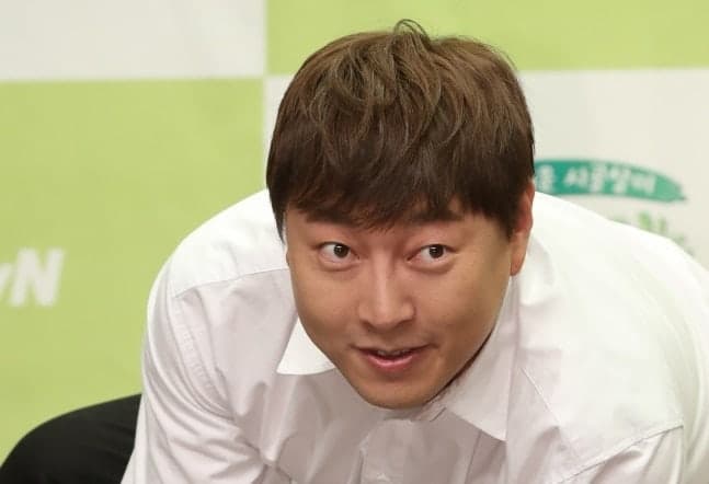 ‘뇌출혈 투병’ 개그맨 이진호, 목발 짚고 법원 출석…검찰 징역 2년 구형