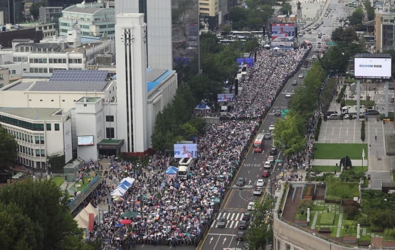 광복절 서울 도심 진보·보수 대규모 집회…교통 혼잡 주의
