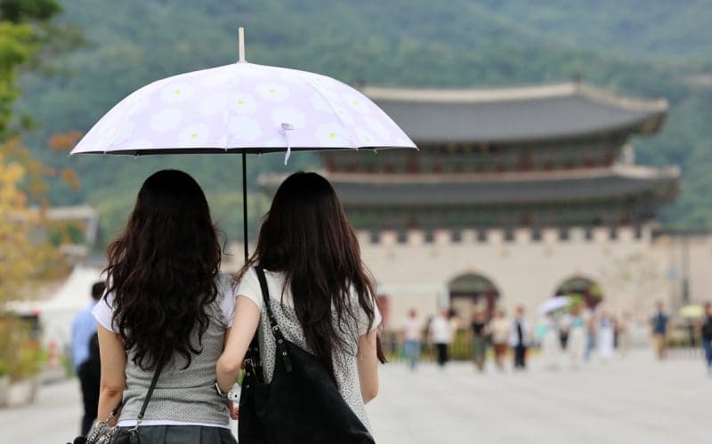 광복절 전국 흐리고 남부지방 중심 강한 비…낮 최고 33도 무더위