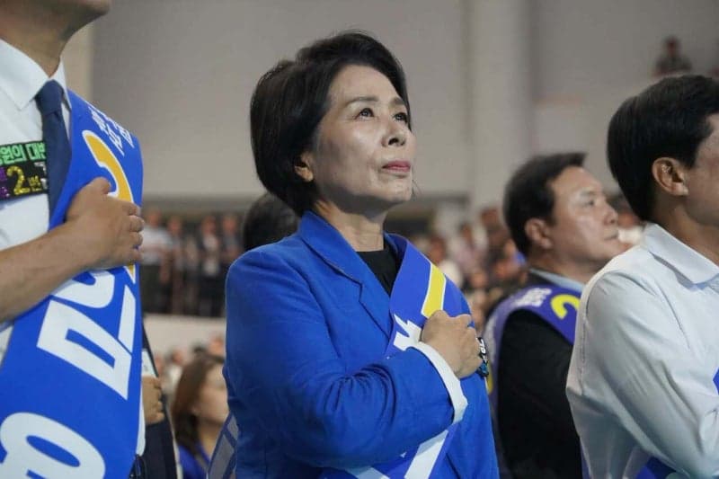 최민희, 합동연설회 입장 중 중년 남성에 밀쳐져 부상…선관위 공개 항의