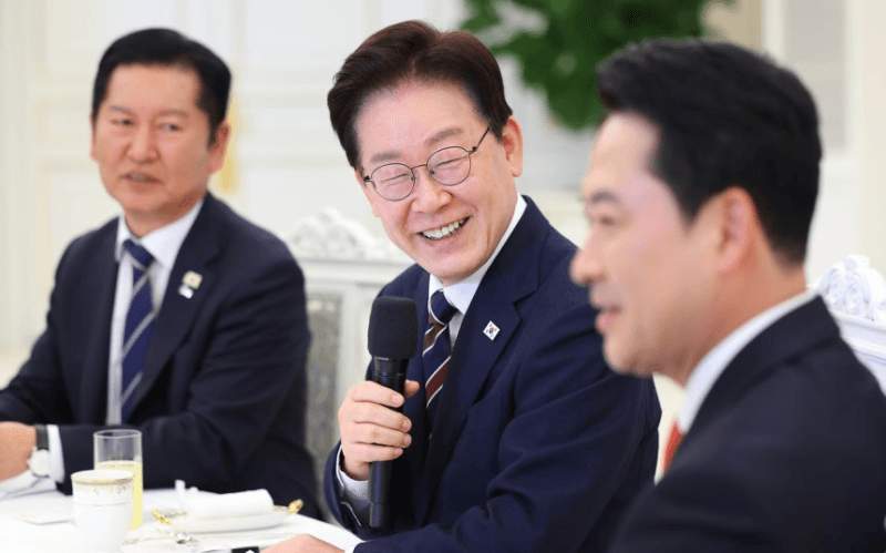 청와대 '4년 중임제' 개헌 제안에 야권 "사법리스크 탈옥용 꼼수" 반발