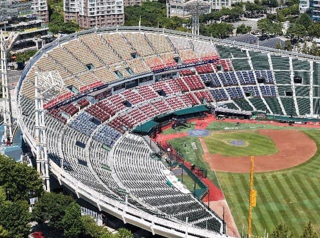 싸이 흠뻑쇼 불꽃 연기에 프로야구 사직 경기 19분간 중단