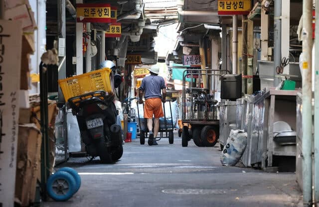 대형마트 규제 14년, 전통시장 대신 온라인만 컸다…국회 개정 논의 본격화