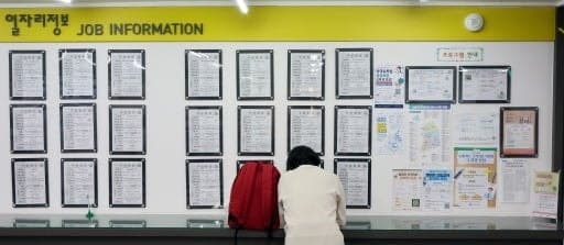 임금근로자 4개월 연속 감소…'저채용 사회' 경고등 켜졌다