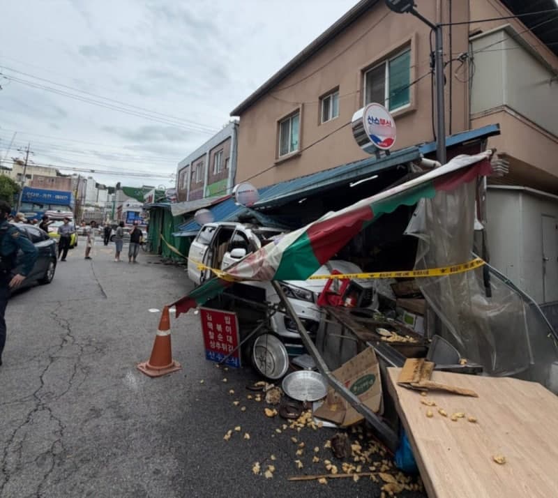 70대 운전자 승합차, 전남광주 산수시장 분식집 돌진…6명 부상