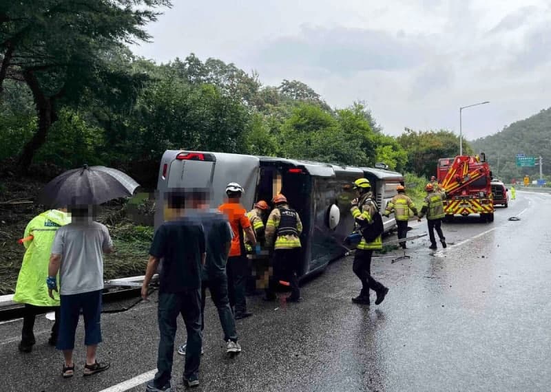 영월 38번 국도서 관광버스 전도…낙하물 작업 차량 피하려다 17명 부상