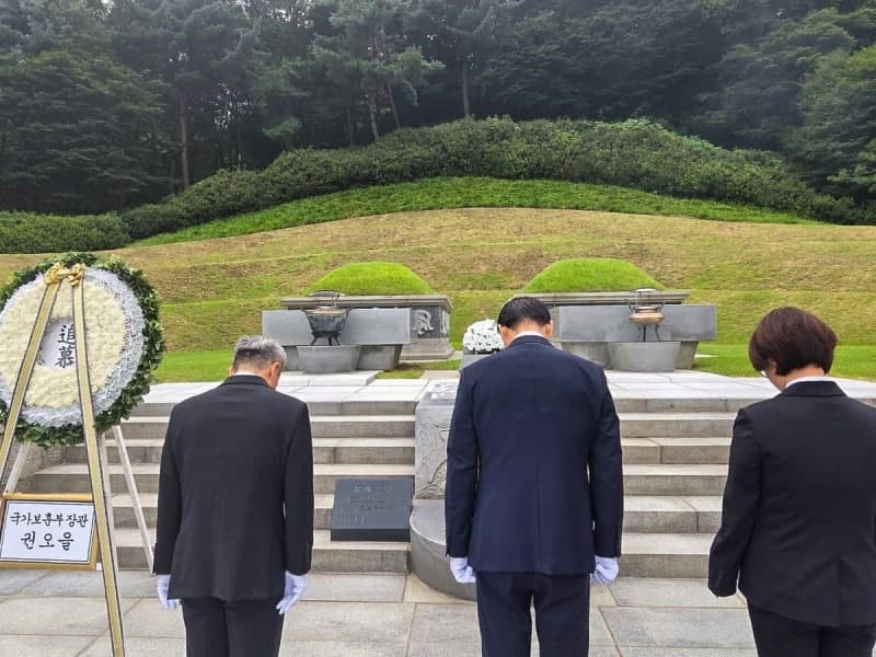 권오을 보훈장관, 김대중 전 대통령과 육영수 여사 묘소 참배