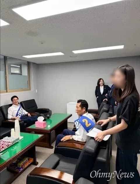 김민석, '탁자 위 신발' 논란에 "피 안 통해 스트레칭한 것" 해명