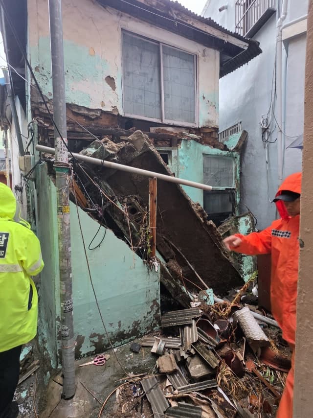 광복절 연휴 부산 강타한 집중호우…빈집 2채 무너지고 주민 대피
