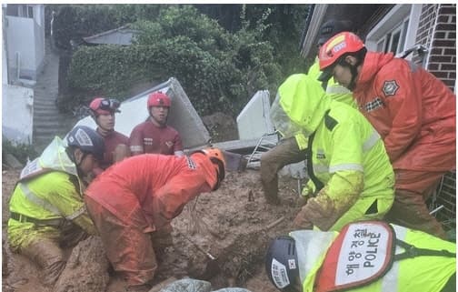 통영 곤리도 산사태로 60대 여성 매몰…1시간 30분 만에 극적 구조