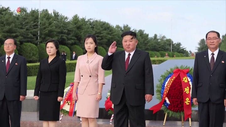 김정은, 광복절 공연 관람…이재명 '종전 다자논의' 제안엔 무반응
