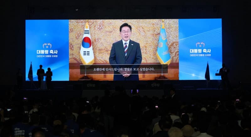 이재명 대통령 "민주당, 새 지도부 중심으로 다시 똘똘 뭉쳐야"