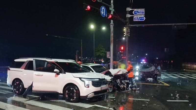 만취 상태로 SUV 몰다 차량 2대 들이받아 8명 중경상