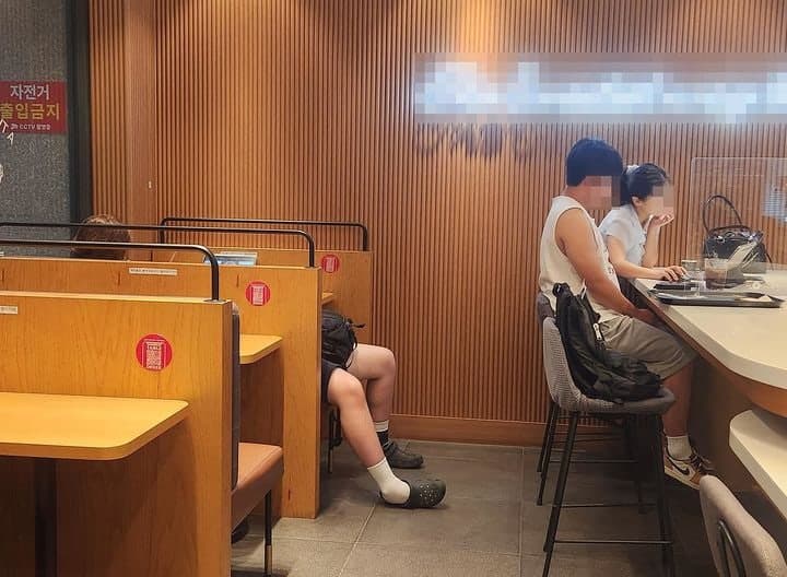여기가 안방인가요? 카페 소파에 드러누운 '눕방족' 논란