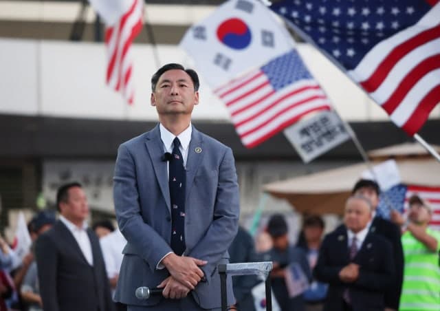 '이재명 대통령 명예훼손' 모스 탄, 출국정지 조항 위헌심판 제청 신청
