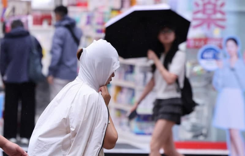 전국 비·소나기 후 무더위 기승…지반 약화 주의