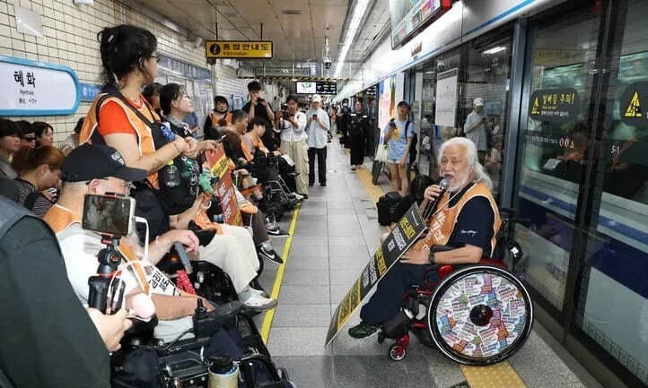 전장연 출근길 지하철 시위 여파…서울역 1·4호선 무정차 통과