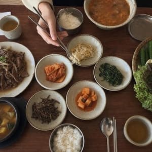 왜 한국인만 밥그릇을 들지 않을까? 해외가 주목한 한국의 독특한 식사 예절