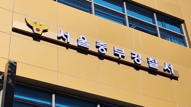 웨딩홀 여성 탈의실에 불법촬영 카메라 설치한 30대 사진기사 구속