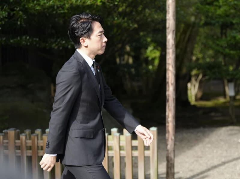 고이즈미 일본 방위상, 야스쿠니 참배 비판한 자국 언론에 "이해 불능"