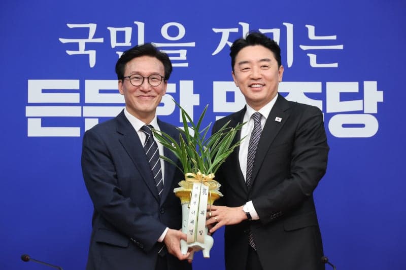 김민석 민주당 대표·강훈식 비서실장 상견례… "벽 없는 원팀으로 민생 챙기겠다"