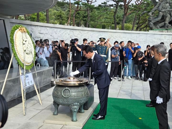 김민석 민주당 신임 대표, "대한민국 황금시대 기관차 될 것"