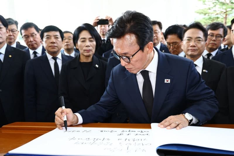 김민석 민주당 신임 대표, 김대중 전 대통령 묘역 찾아 'DJ 정신 계승' 다짐