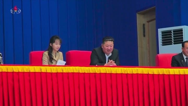 확 달라진 김주애, 날렵해진 턱선에 쏟아지는 관심…후계자 전략인가