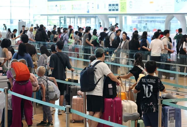 인천공항 출국장 '집단 새치기' 대란에 결국 안전 펜스 설치