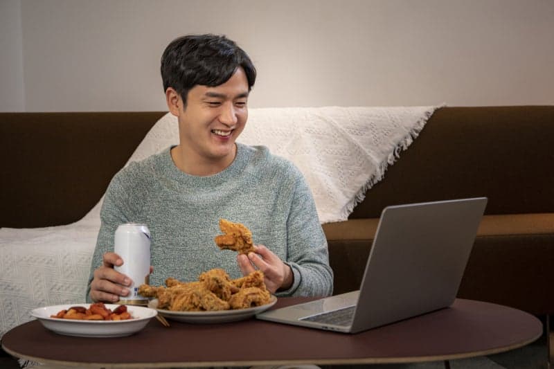 밤만 되면 터지는 식욕, 의지 아닌 ‘야식증후군’이라는 몸의 신호