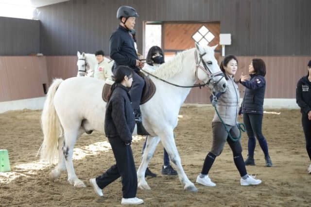 한국마사회, 하반기 힐링승마 참여자 1300명 모집…지방국립대생도 참여