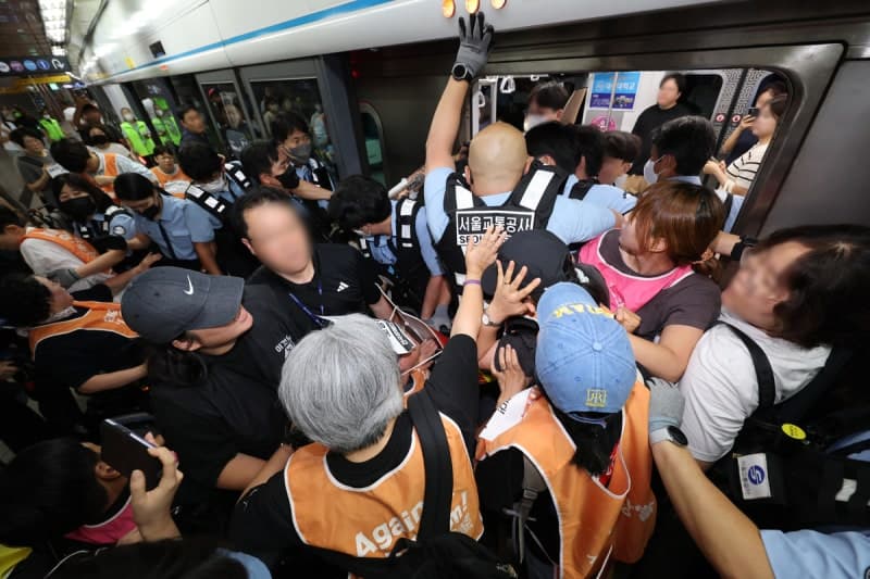 전장연, 박홍근 기획예산처 장관과 면담 앞두고 지하철 시위 잠정 중단