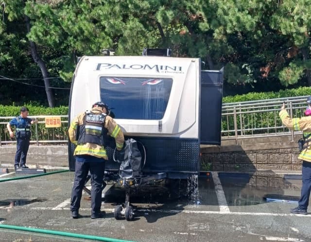 부산 암남공원 주차된 캠핑 카라반 화재…파워뱅크 '열폭주' 추정